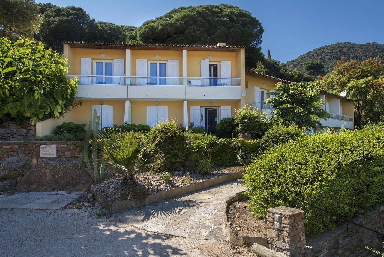 Hotel-Club Du Domaine D'Aiguebelle, Ussim Vacances ル・ラヴァンドゥー エクステリア 写真